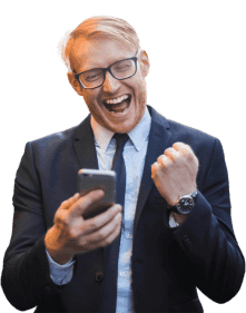Ein fröhlicher Mann mit Smartphone und Anzug feiert.