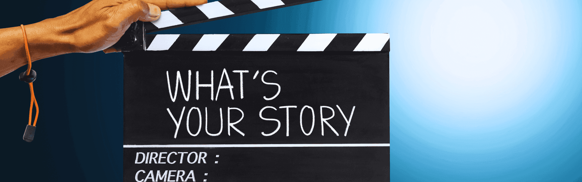 Eine schwarz-weiße Klappe für das Storytelling zeigt den Start für diese Marketingmaßnahme