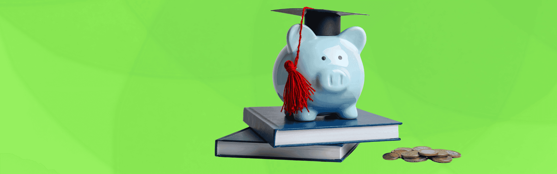 Ein blaues Sparschwein mit Abschlussmütze steht auf zwei Büchern, daneben liegen Münzen, alles vor einem grünen Hintergrund.
