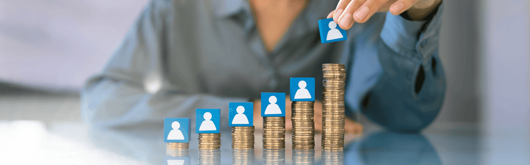 Geldmünzen werden zu Stapeln auf einem Tisch gelegt