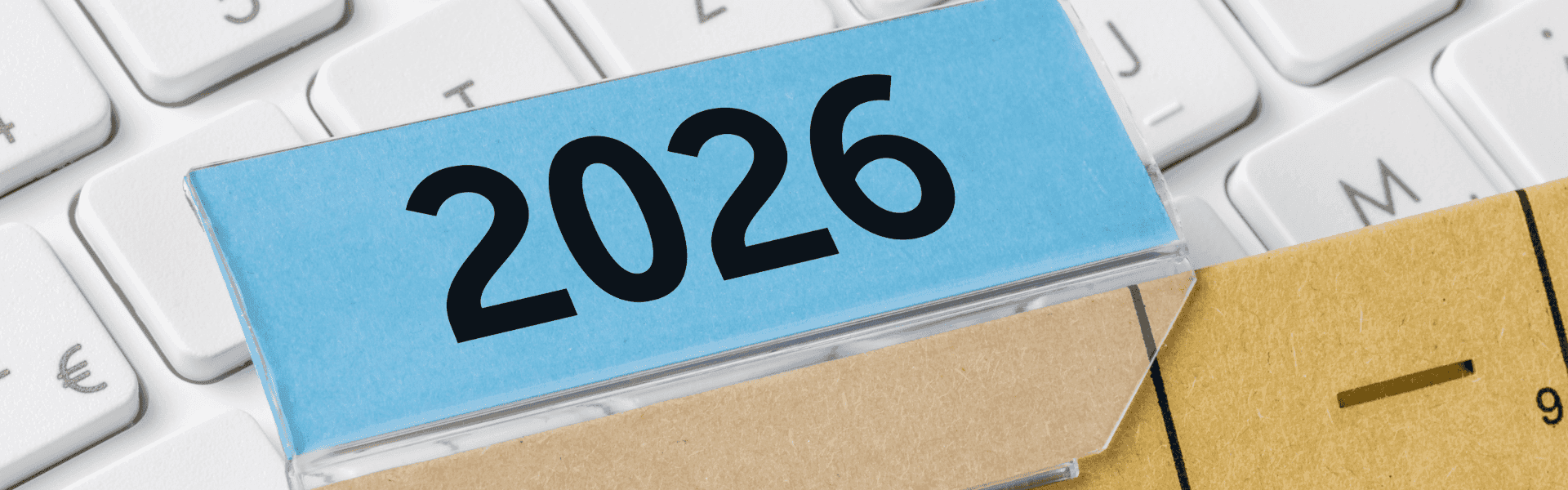 Das neue Jahr 2026 liegt vor uns auf einer weißen Tastatur