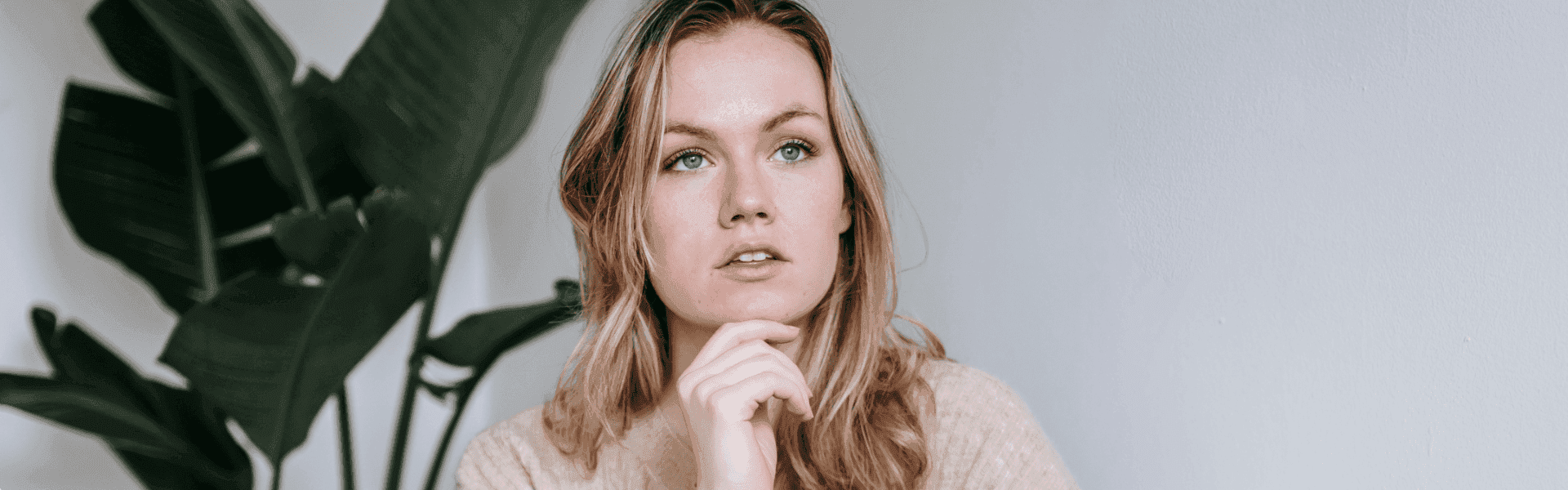 Frau nachdenklich über die Auswirkungen von Inflation